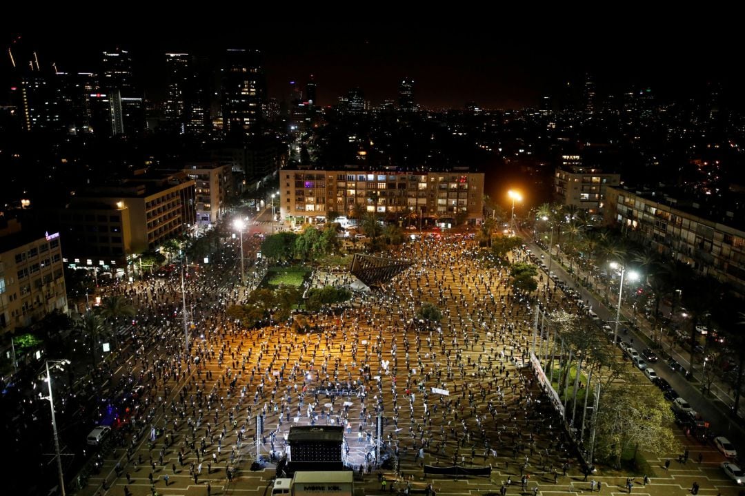 Una imagen de la manifestación de este domindo en la plaza Rabin de Tel Aviv con mascarillas y guardando el distanciamiento social