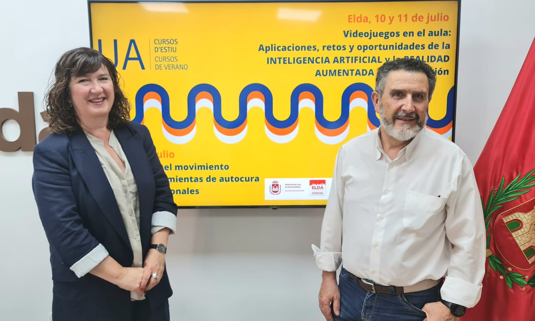 Charo Navalón, directora de la Sede Universitaria de Elda y Amado Navalón, concejal de Relaciones con la Universidad, en la presentación de los cursos de verano de la Sede UA de Elda