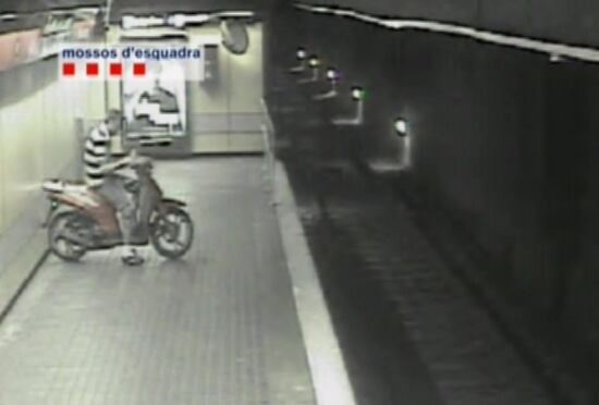 El jove espera l&#039;arribada del Metro amb la moto robada, segons ha confessat ell mateix