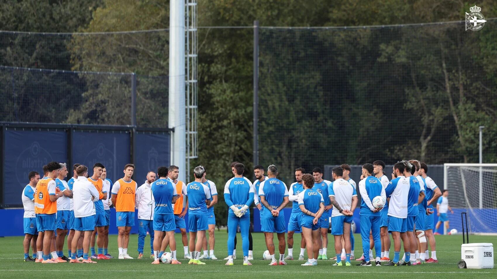 Antonio Hidalgo dirige un entrenamiento del Dépor | Foto: RCDeportivo