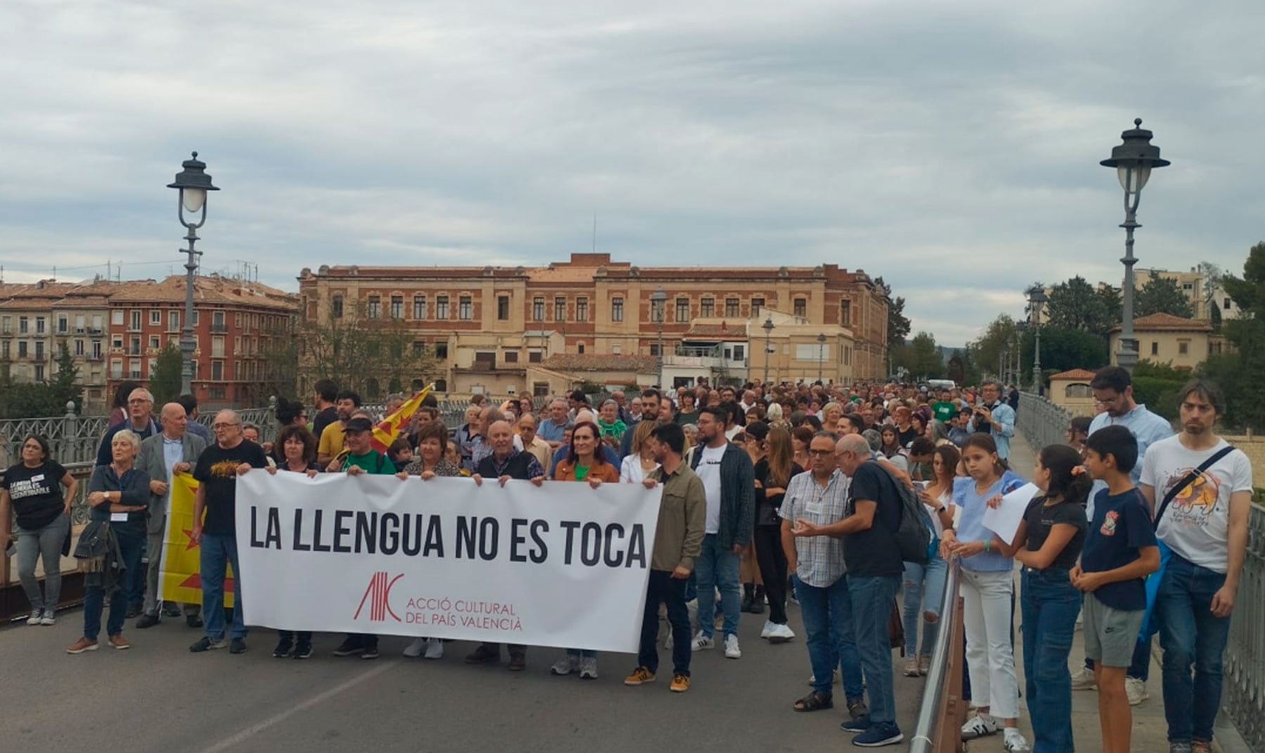 Imatge de la marxa durant el seu recorregut pel pont del Viaducte