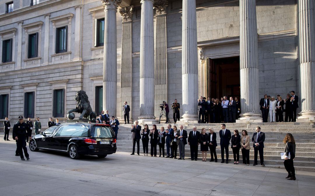 Politicians and family members receive Alfredo Perez Rubalcaba coffin at the Spanish Parliament on May 10, 2019 in Madrid, Spain. Rubalcaba, aged 67, died today after suffering a strike on Wednesday. The former deputy prime minister in the Socialist Party government of Jose Luis Rodriguez Zapatero has been a fey member of the politics since 1974.