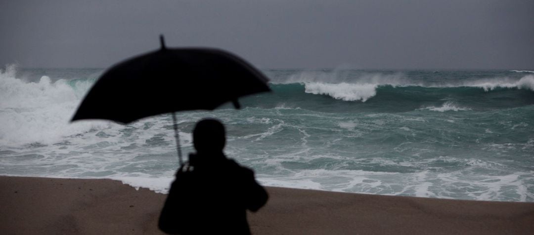 Lluvia en una playa en Galicia