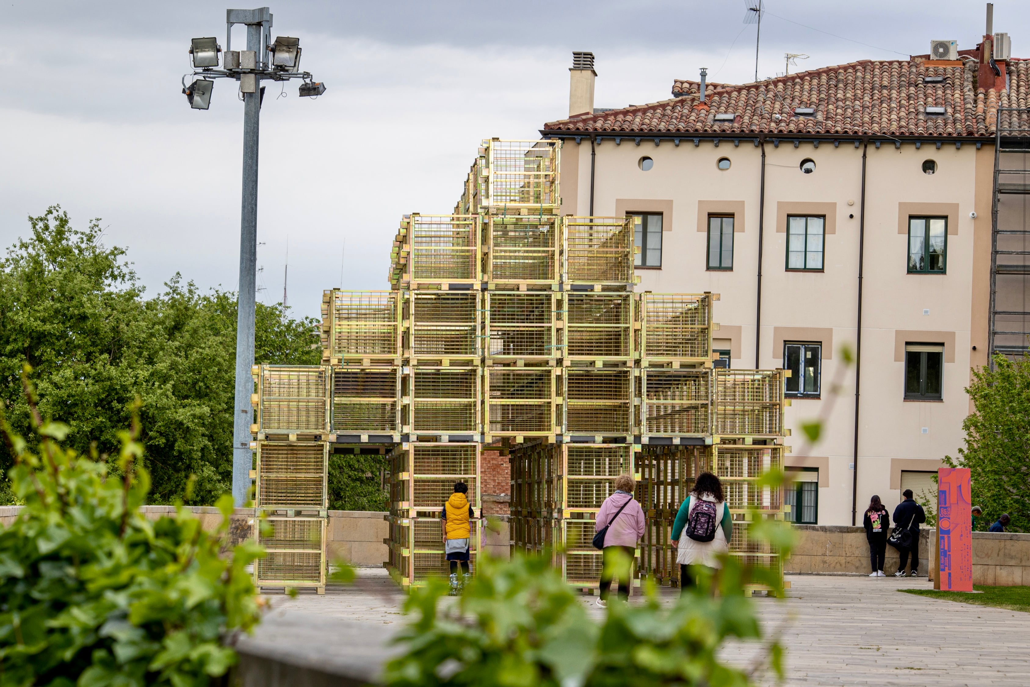 LOGROÑO 29/04/2024.- gran pabellón del arquitecto fundador del estudio KOSMOS, Leonid Slonimskiy, Off-season Pavilion, construido mediante jaulones de vino y localizado al aire libre junto a una iglesia en Logroño, que forma parte de la décima edición del Festival Internacional de Diseño y Arquitectura Concéntrico de Logroño, que se celebra hasta el próximo 1 de mayo. EFE/ Raquel Manzanares
