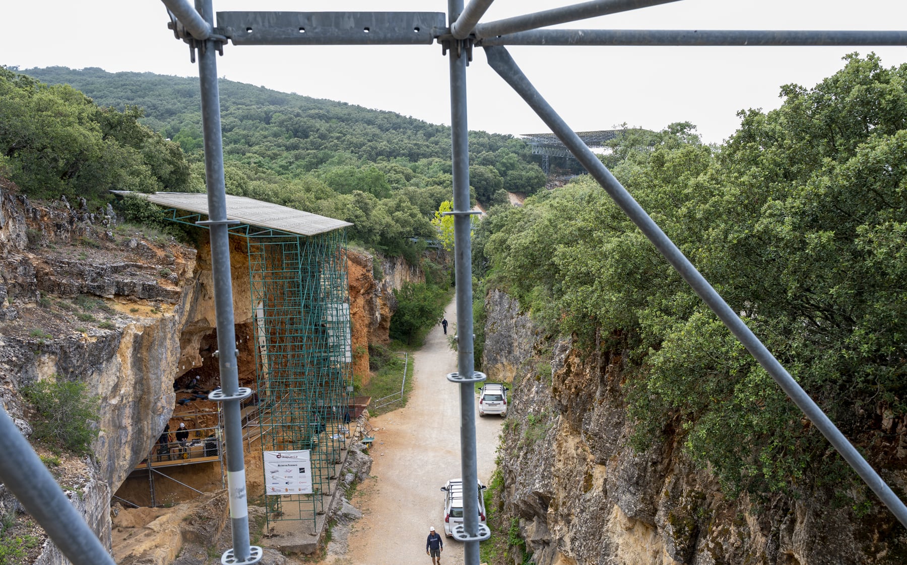 Vista de la Trinchera del Ferrocarril con el yacimiento Gran Dolina en primer plano