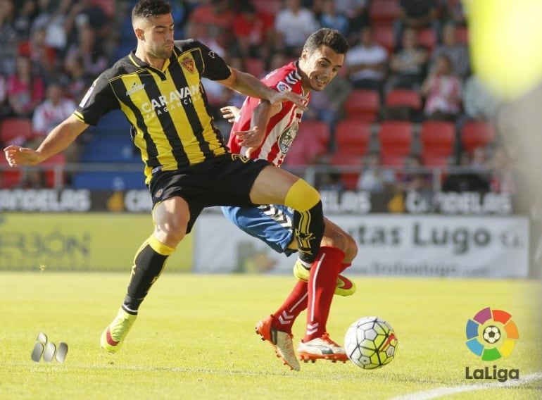 Diego Rico peléa por un balón durante el partido que el Real Zaragoza jugó en Lugo