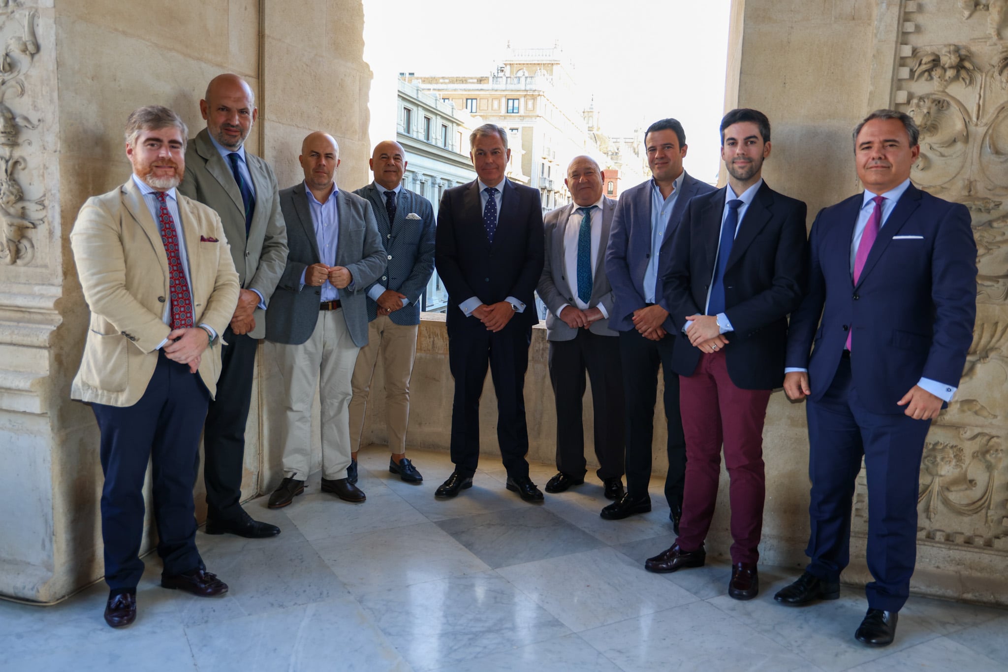 Foto de familia tras el encuentro del alcalde con miembros de la asociación gremial de Arte Sacro