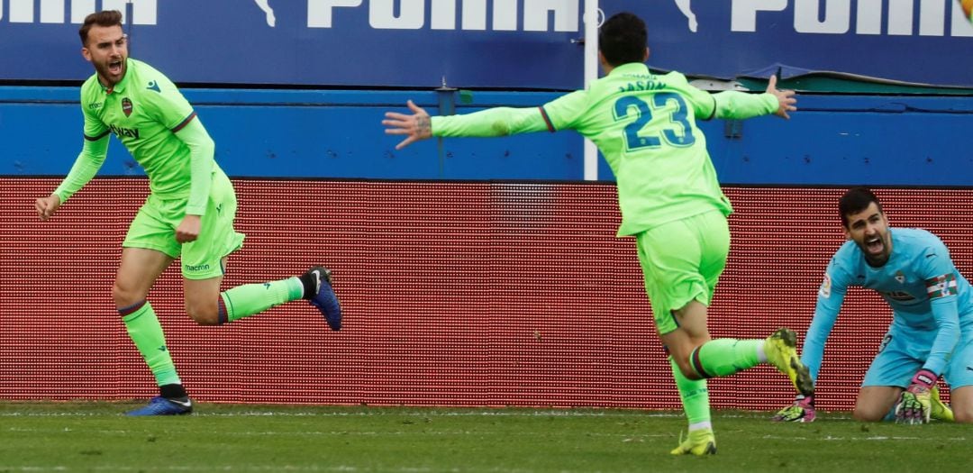 Los jugadores del Levante celebran el gol de Borja Mayoral ante el Eibar