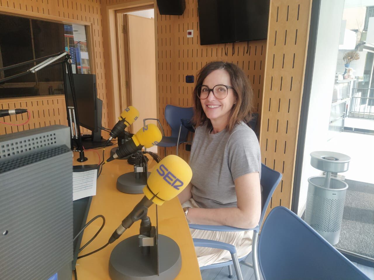 La presidenta de l&#039;associació The Shopping Mile, Sònia Yebra, als estudis de SER Andorra.