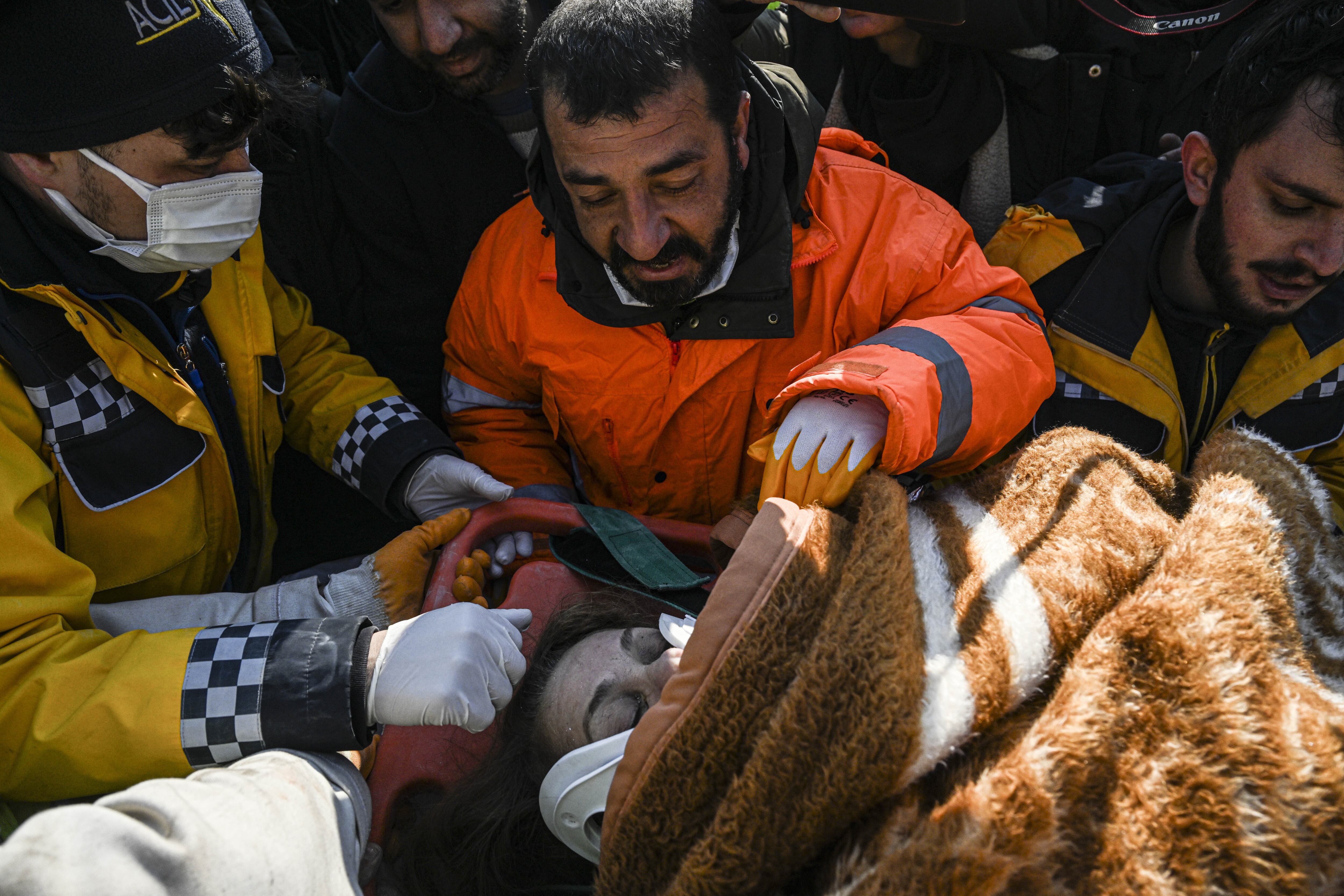 La mujer de 64 años que ha sido rescatada en la región turca de Hatay tras pasar 150 horas sepultada como consecuencia de los terremotos que han afectado a Turquía y Siria