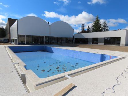 La piscina y el resto de instalaciones indorr del centro.