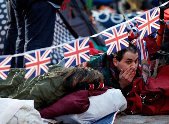 Un ciudadano se despierta enfrente de la abadía de Westminster