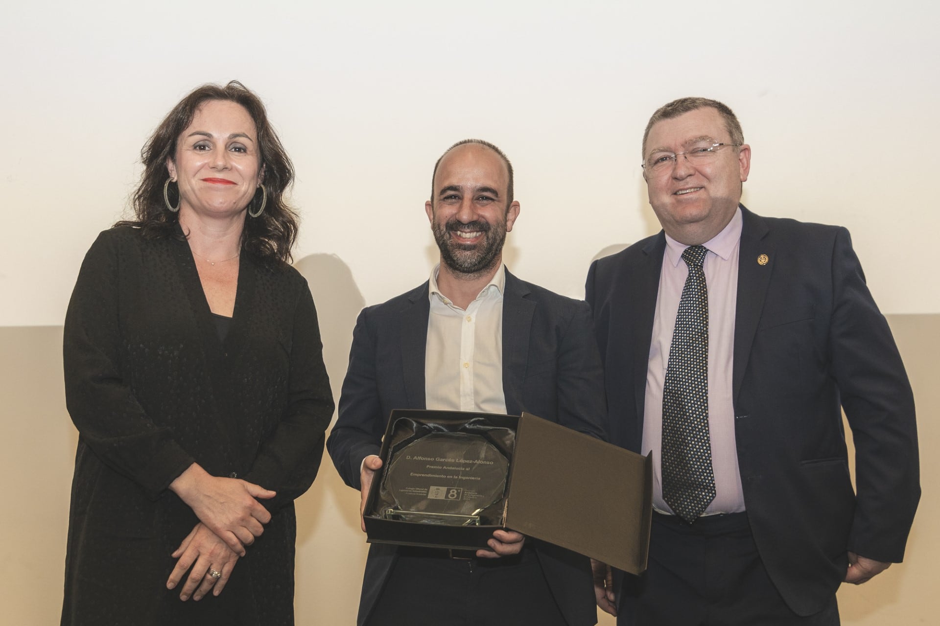 La Secretaria general de Medio Ambiente, Cambio Climático y Economía Azul de la Junta de Andalucía, María López Sanchís y del decano del Colegio Oficial de Ingenieros Industriales de Andalucía Occidental, Juan Carlos Durán, con Alfonso Garcés en el centro de la foto