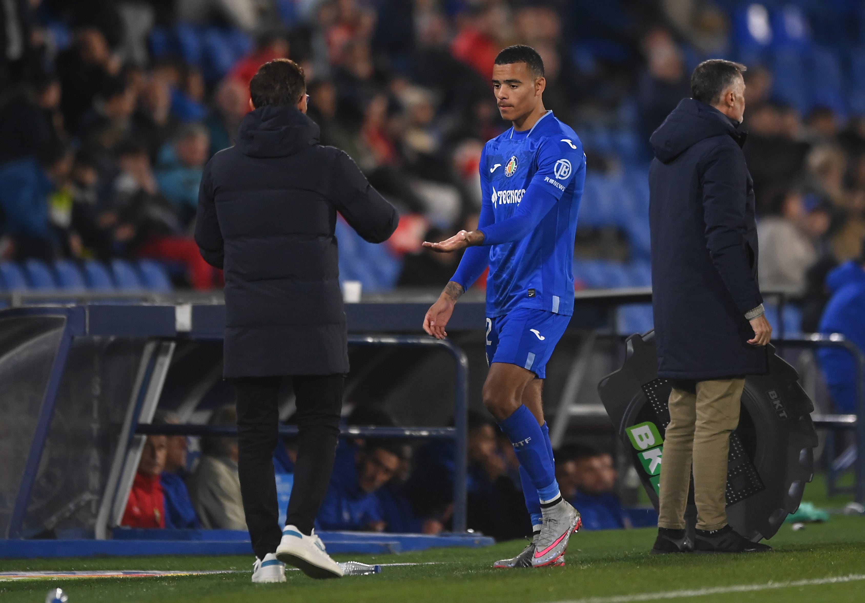 Bordalás y Greenwood se saludan, durante un partido de esta temporada.