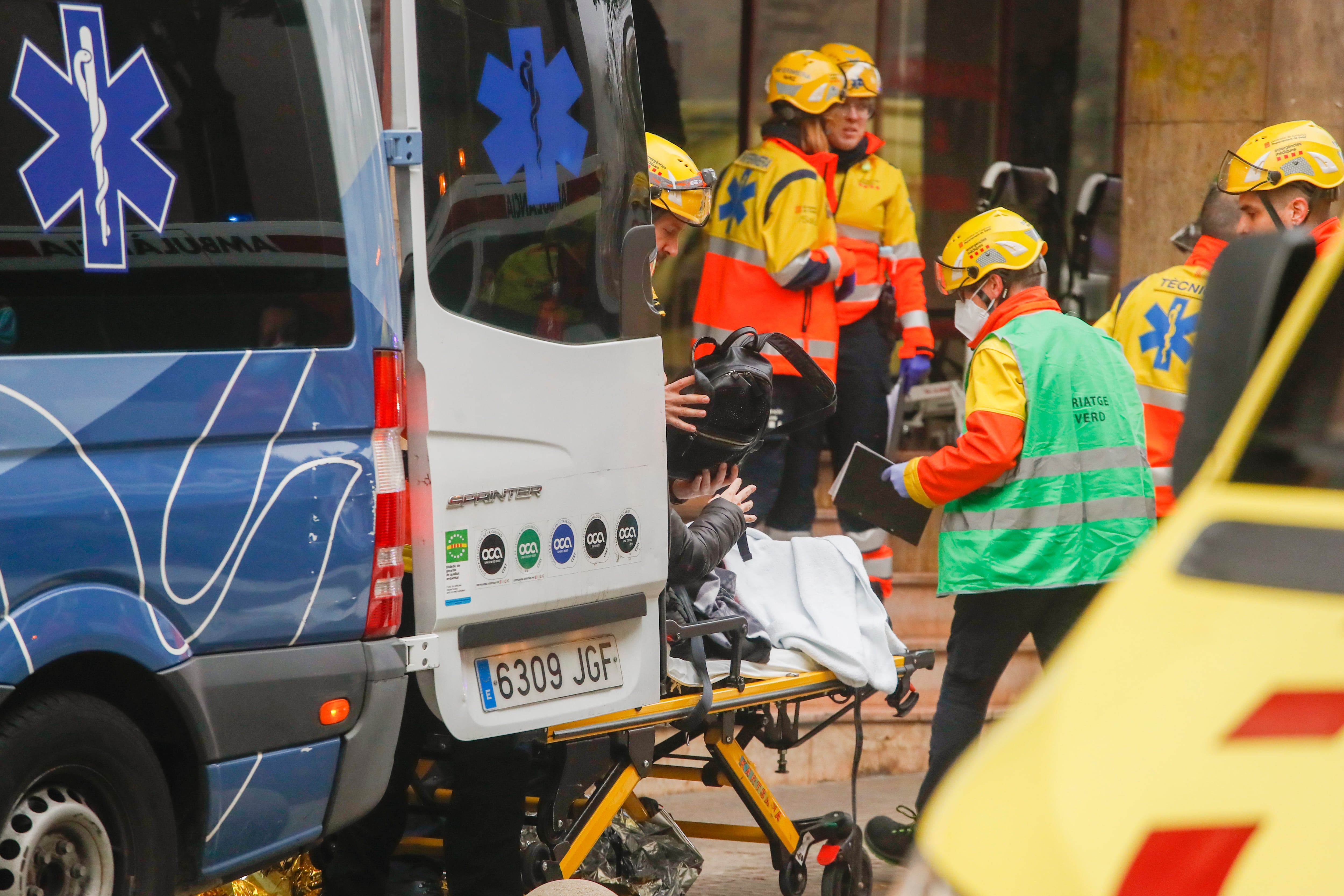 Personal sanitario y de seguridad realizan su trabajo este miércoles en la estación de Montcada i Reixac (Barcelona) donde la colisión de dos trenes de la línea R4 de cercanías ha provocado 155 heridos, de los cuales 150 están leves y los otros cinco menos grave, según los últimos datos actualizados por el Sistema de Emergencias Médicas (SEM).