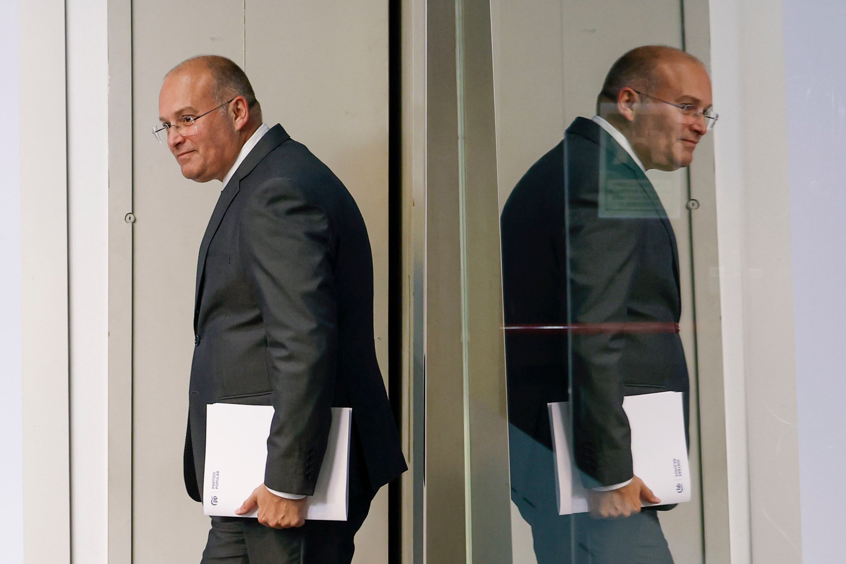 El nuevo secretario general del PP, Miguel Tellado, se dispone a ofrecer una rueda de prensa tras la reunión del Comité de Dirección de su partido este lunes en Madrid.