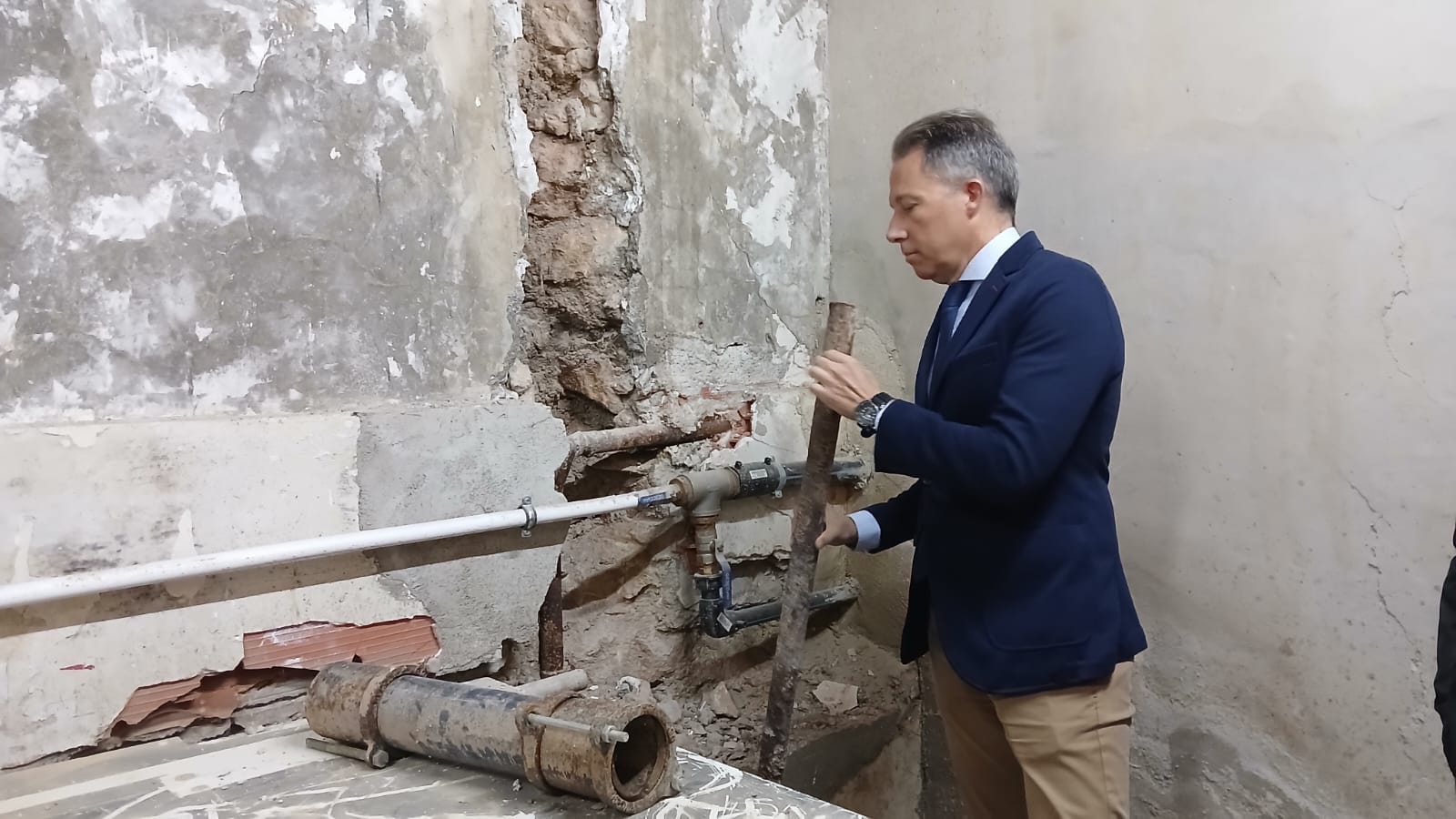 Fulgencio Gil, alcalde de Lorca comprueba el estado de las tuberías del sistema contra incendios del teatro