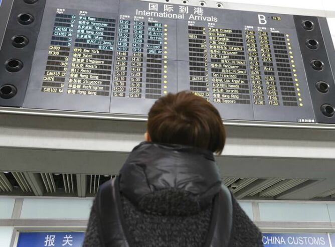 Tablero electrónico de vuelos internacionales del aeropuerto de Beijing, en China