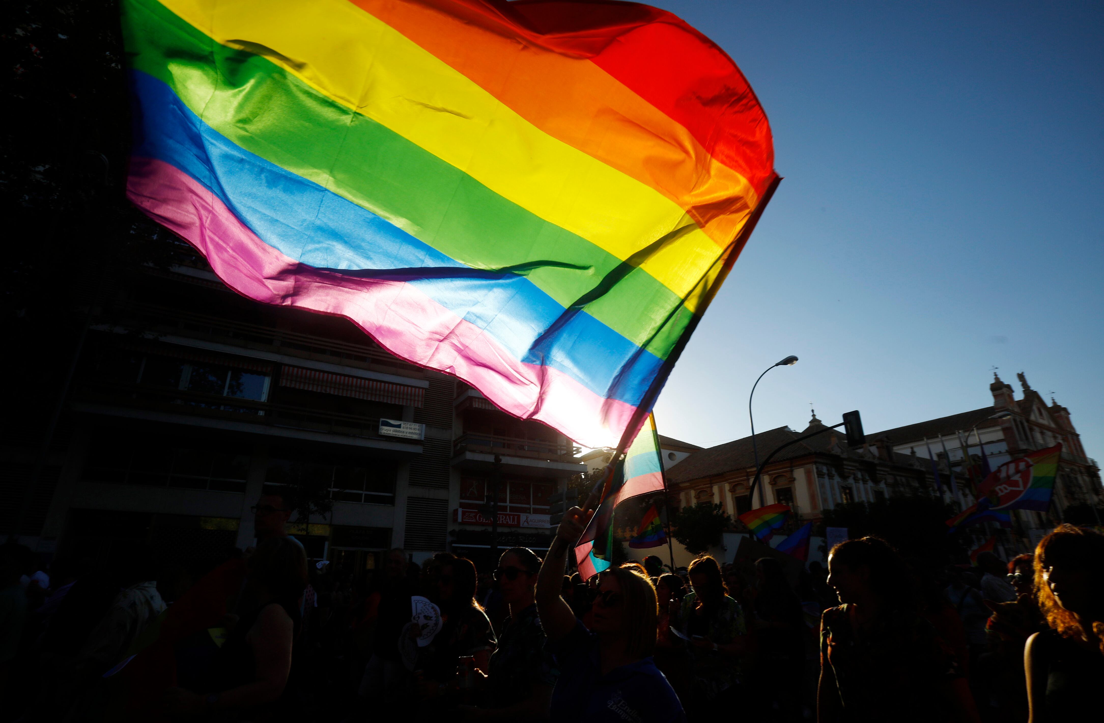 CÓRDOBA, 25/06/2022.- Multitudinaria marcha por las calles de Córdoba del colectivo Lgtbi+. EFE/Salas
