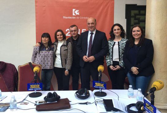 Sonsoles Ferrín y Jesús Sánchez con el presidente de la Diputación, Antonio Ruiz, las diputadas, Ana Carrillo y Carmen María Navajas y la directora de Córdoba Viva, Pilar Mármol