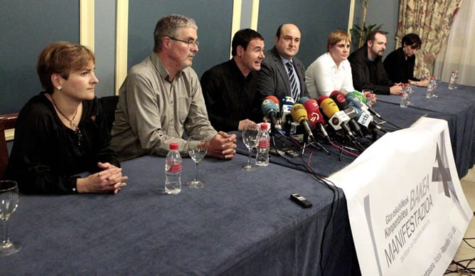 El presidente del PNV, Andoni Ortuzar (4i), y el de Sortu, Hasier Arraiz (3i), y la máxima responsable de LAB, Ainhoa Etxaide (3d), entre otros, durante la rueda de prensa ofrecida en Bilbao, en la que han informado que el PNV, los partidos integrantes de