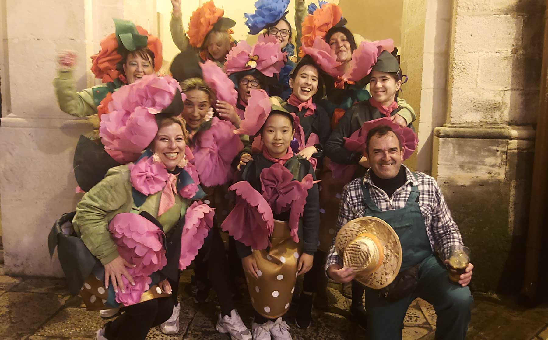 El grupo de flores rumberas después de recibir el primer premio en la Plaça de Dins