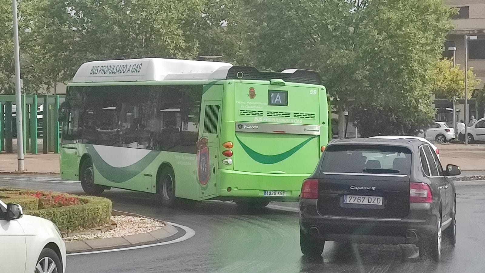 Autobús circulando por la estación del AVE en la capital