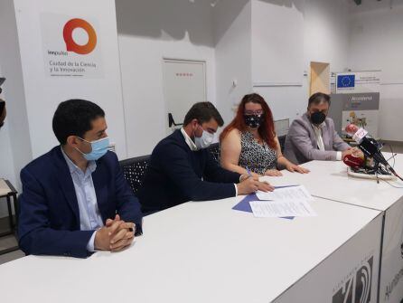 Instante de la firma del convenio con los estatutos por parte de Modesto Moiña, presidente de AMICA