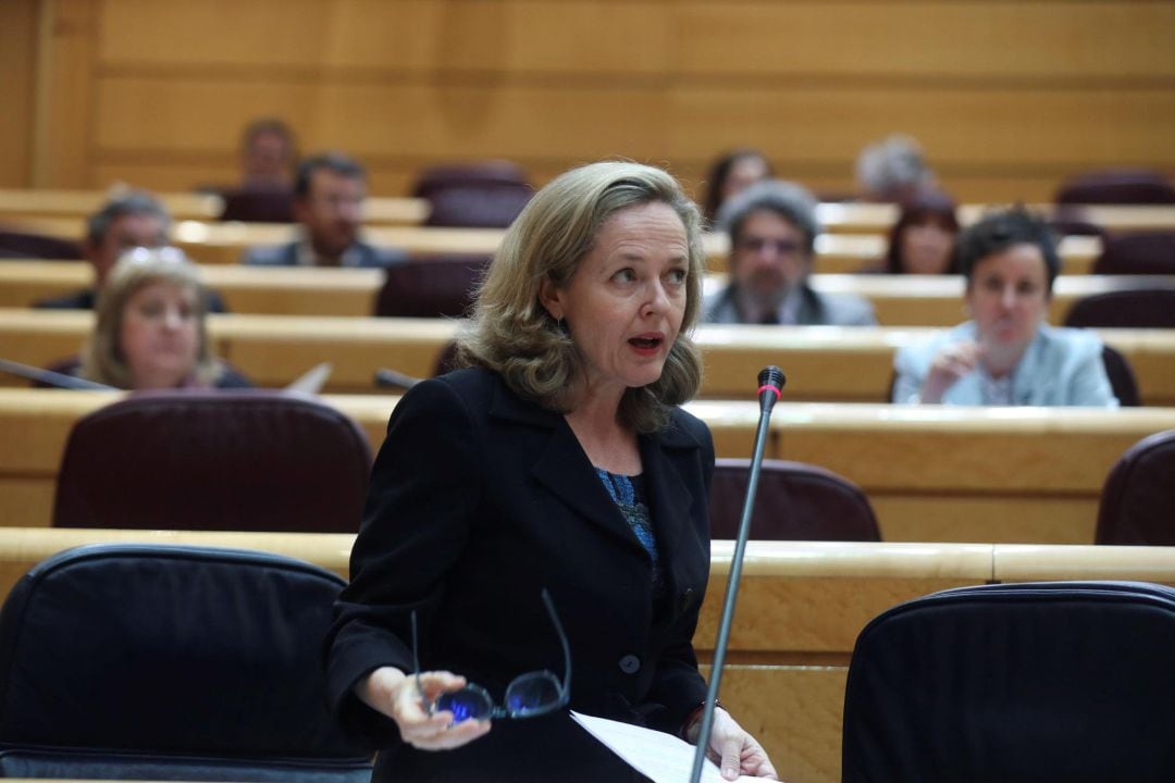 La vicepresidenta tercera, Nadia Calviño, interviene en la sesión del control al Gobierno celebrada este martes en el Senado.