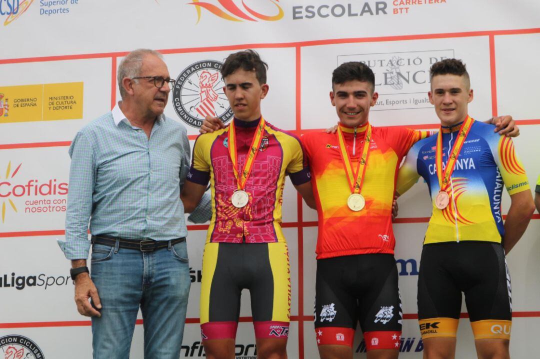 Antonio González (i), con la medalla de plata en el podio del Nacional Escolar de Ciclismo.