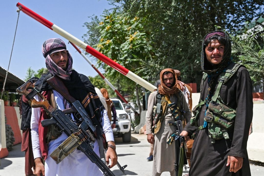 Soldados talibanes en la plaza Zanbaq de Kabul.