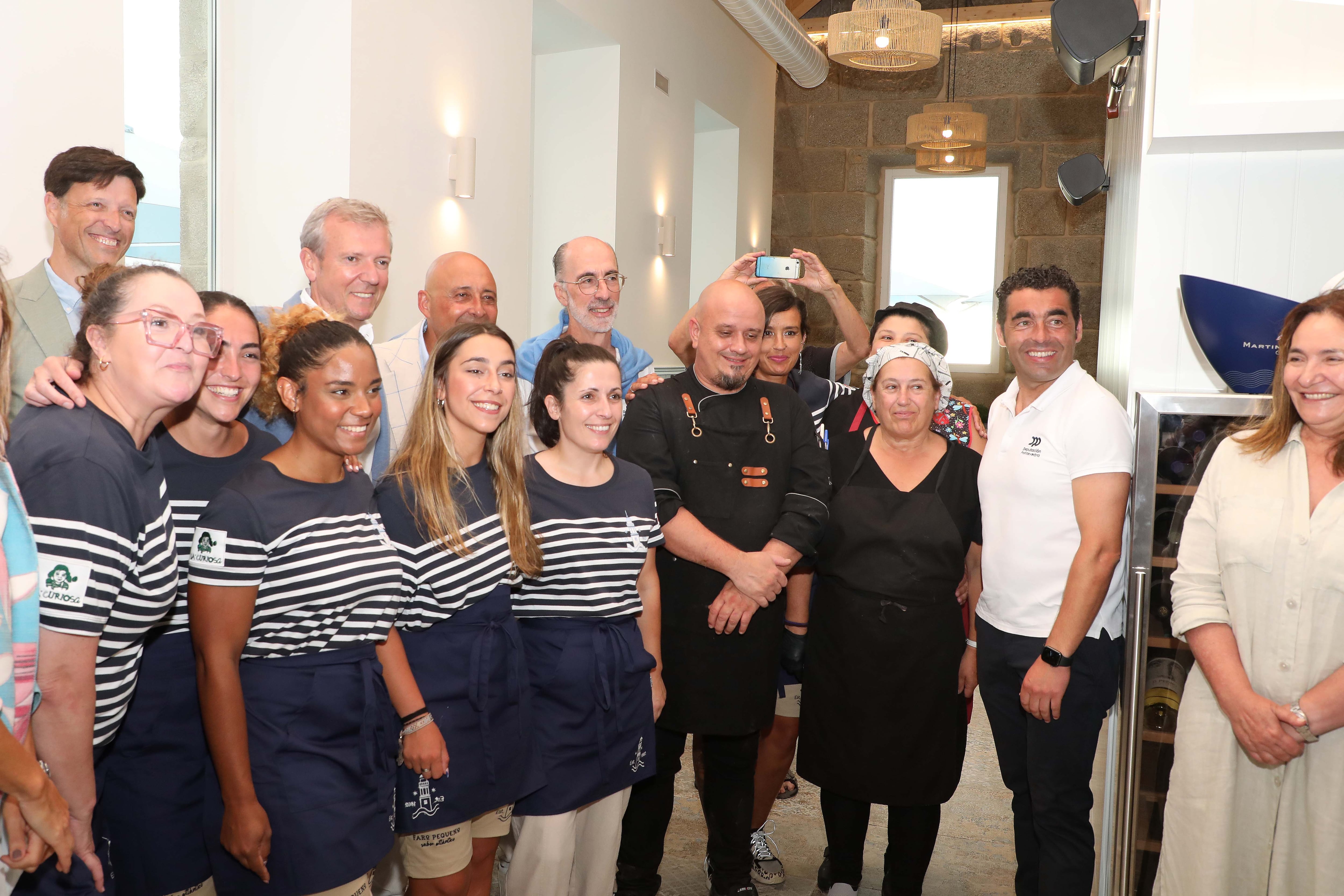 Autoridades junto a personal de la nueva taberna del Faro de Cabo Silleiro