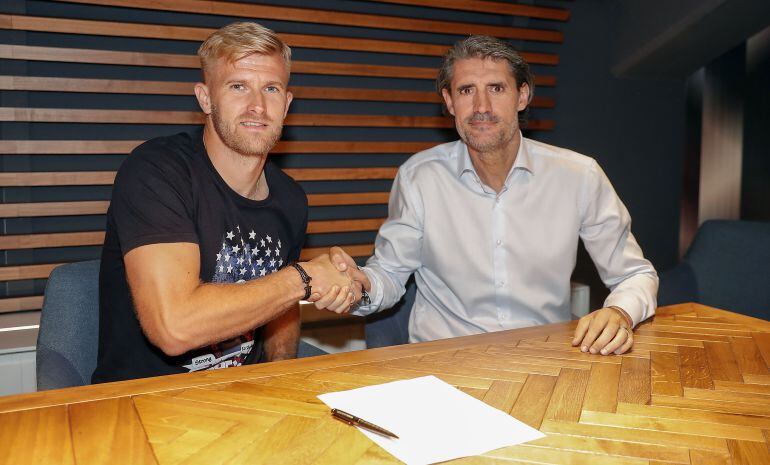 Kieszek, estrechando la mano de Caminero tras firmar el acuerdo
