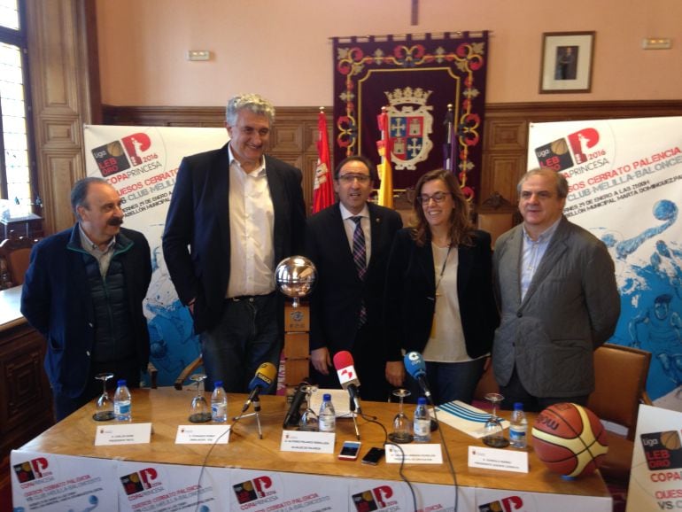 Carlos Sainz, presidente de la Federación de Castilla y León de Baloncesto; Fernando Romay, Alfonso Polanco - alcalde - , Angeles Armisén - presidenta de la Diputación - y Gonzalo Ibáñez - presidente de Palencia Baloncesto -.