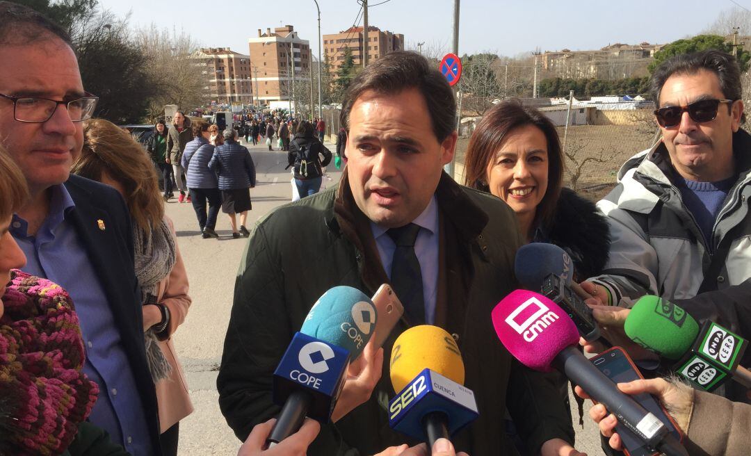 Paco Núñez, junto al presidente del PP, Benjamín Prieto (i) y la candidata a la alcaldía de Cuenca, Luz Moya