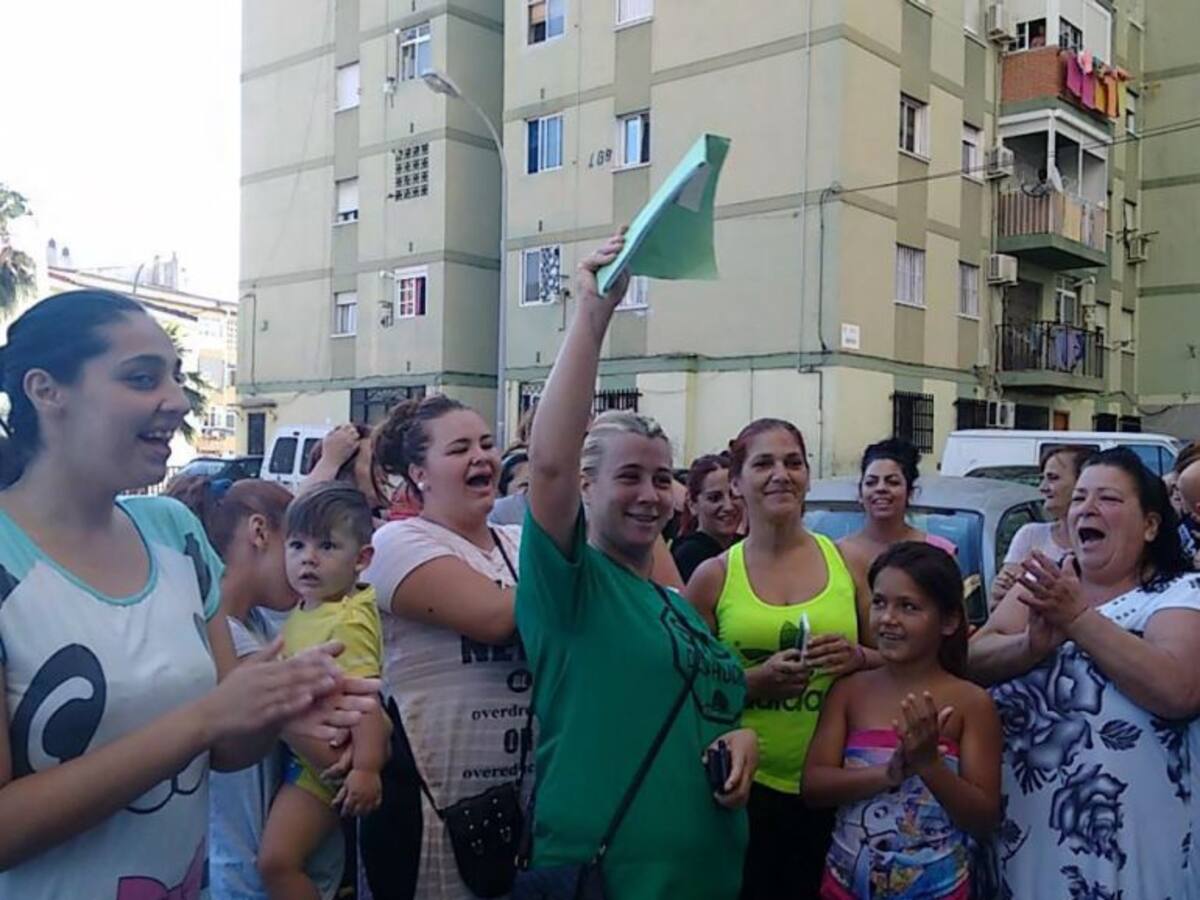 Paralizado el desahucio de Alba y sus dos hijos en Monte Pavero