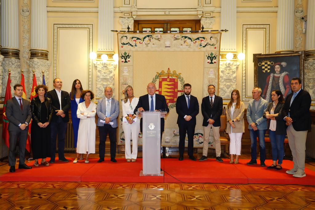 El alcalde de Valladolid ofrece una rueda de prensa por sus 100 d�as de gobierno. En la imagen junto a todo el equipo de gobierno