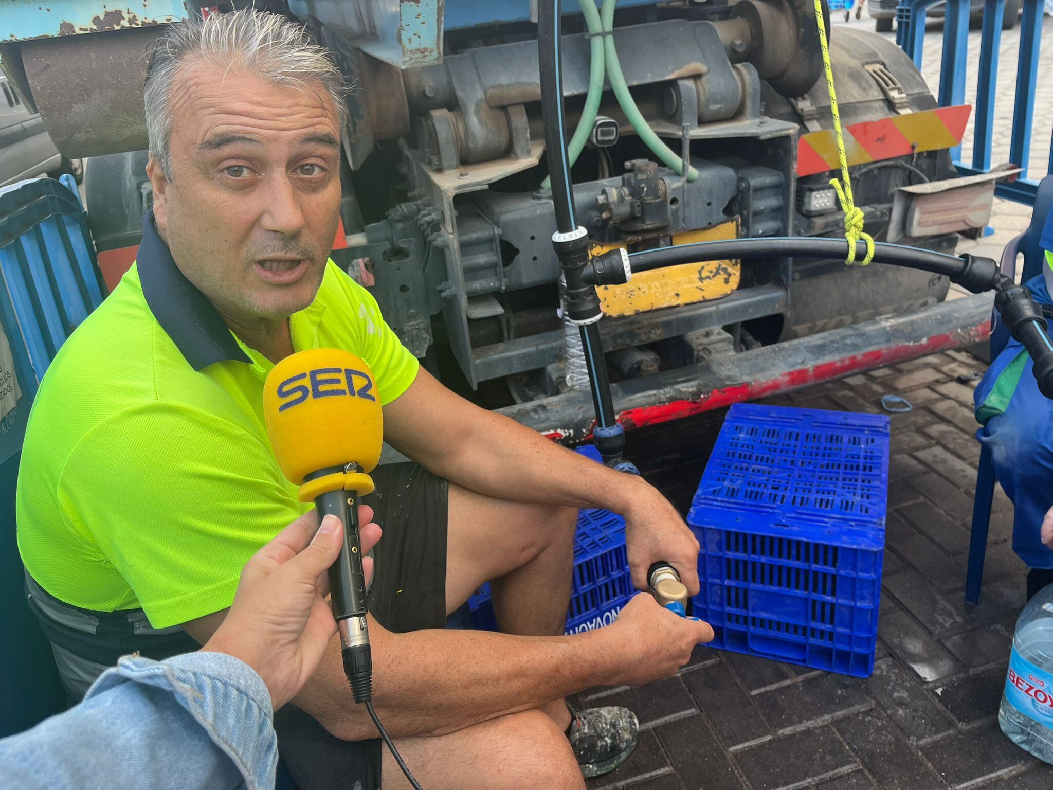 Bidones y humor en las colas para el agua potable en Los Alcázares