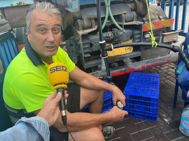 Bidones y humor en las colas para el agua potable en Los Alcázares