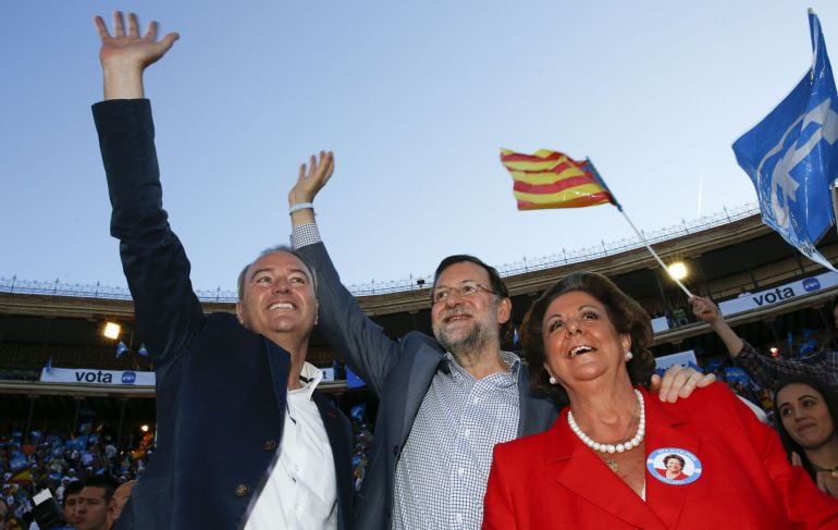 Mariano Rajoy, Alberto Fabra y Rita Barbera en el mitín de la plaza de toros de Valencia.