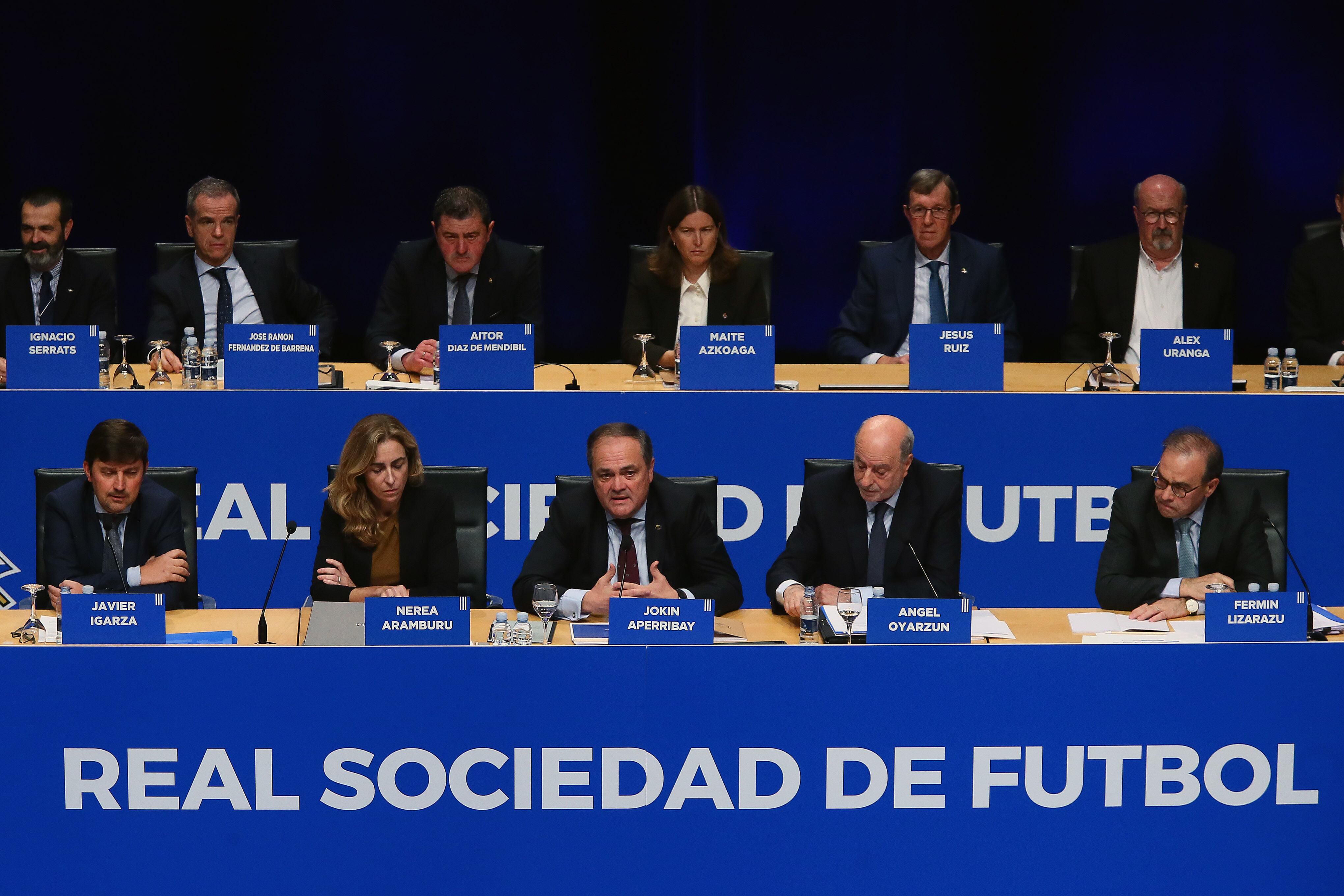 SAN SEBASTIÁN, 29/11/2022.- El presidente de la Real Sociedad, Jokin Aperribay (c-abajo), se presenta a la reelección en la Junta General de Accionistas del club donostiarra, este martes en el Palacio de Congresos y Auditorio Kursaal, en San Sebastián. EFE/ Gorka Estrada