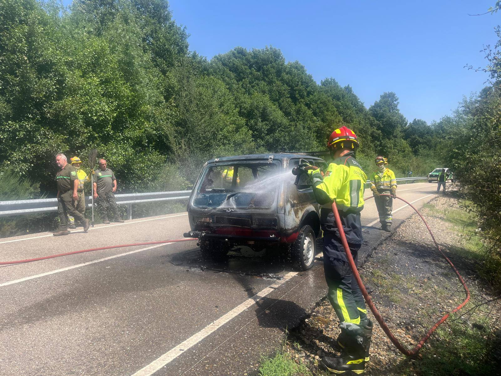 Los bomberos durante la intervención en Riomanzanas