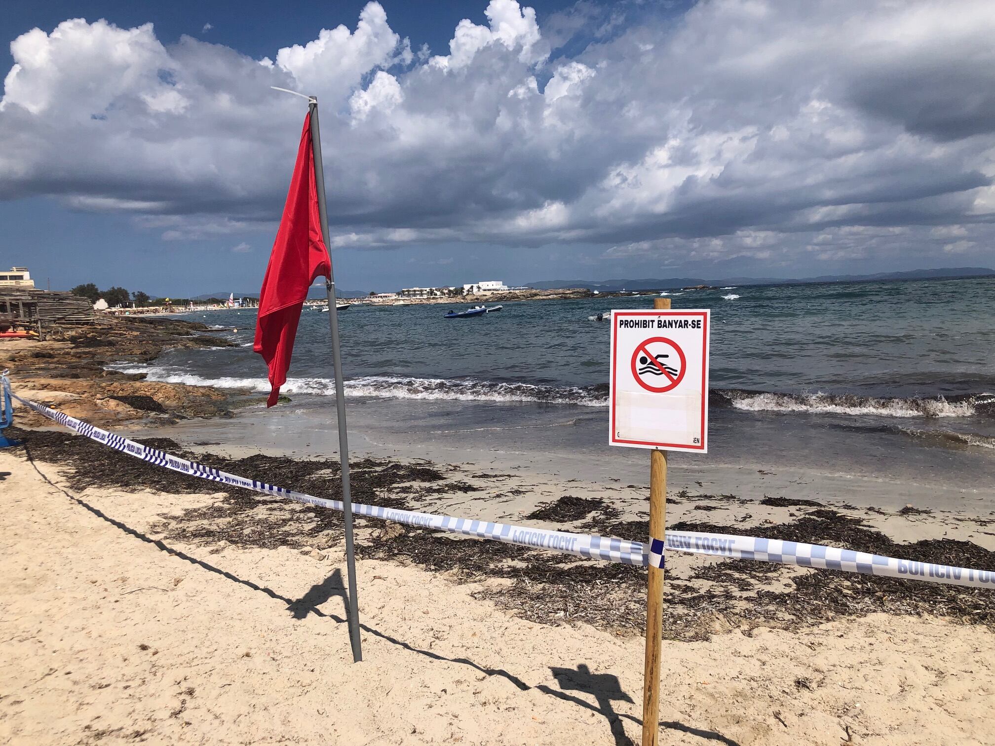 Bandera roja en la playa de es Pujols en una imagen del Consell