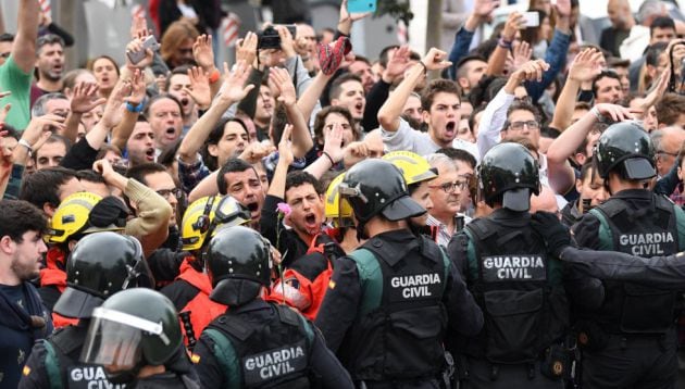 Protesta frente a miembros de la Guardia Civil el 1-O