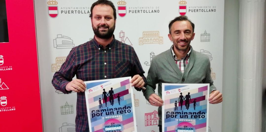 Jesús Caballero (i) y Raúl Serrano sostienen el cartel del evento