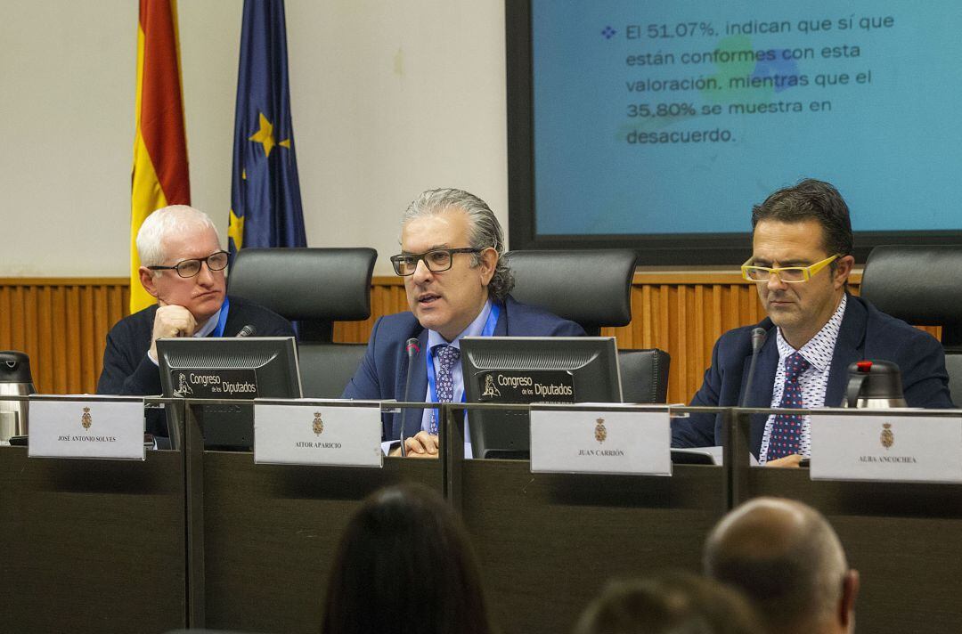 El director del CREER, Aitor Aparicio (centro) en la presentación del estudio ENSERio en el Congreso de los Diputados.