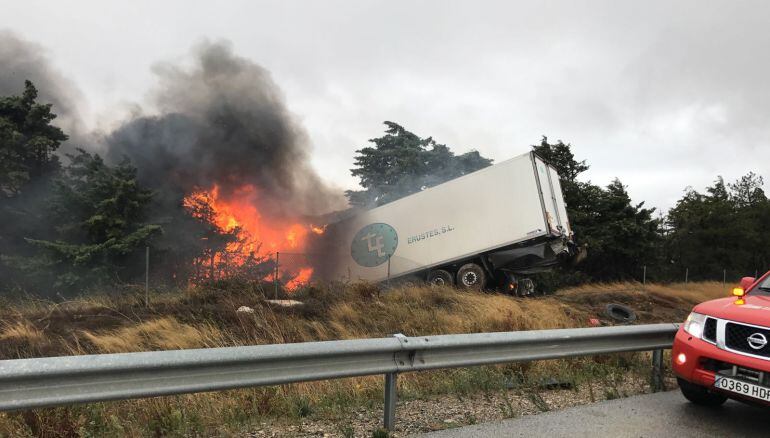 Camión incendiado tras la colisión