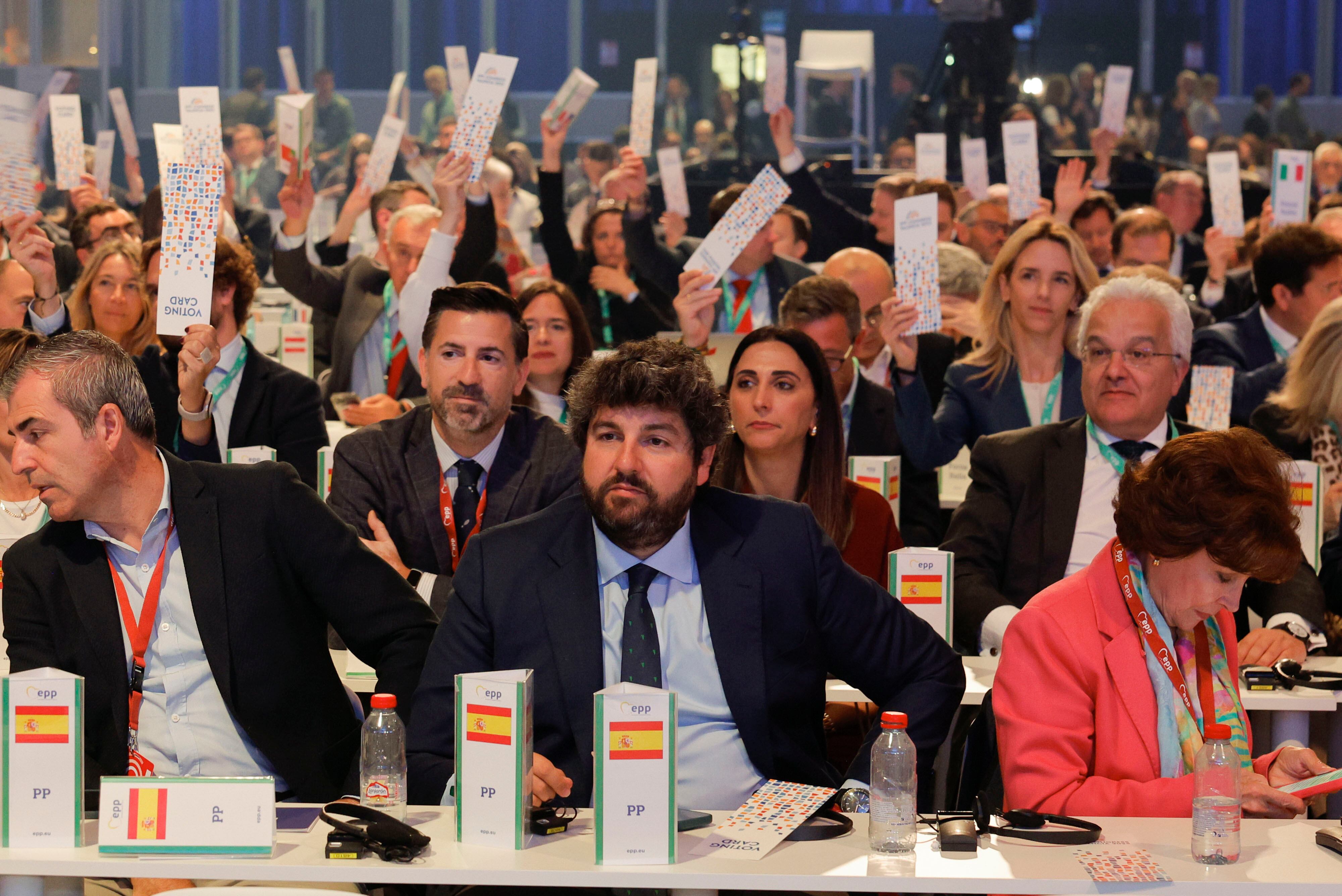 VALENCIA, 30/04/2025.- El presidente de la Región de Murcia, Fernando López Miras (c), asiste a la segunda jornada del congreso del Partido Popular Europeo en Valencia, este miércoles. EFE/ Kai Försteling