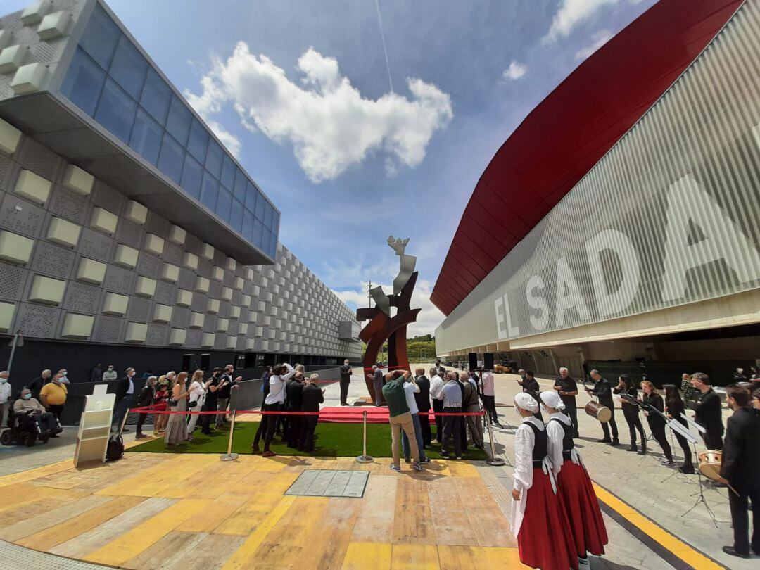 Inauguración de la escultura junto al Sadar en homenaje a la afición por el Centenario de Osasuna 