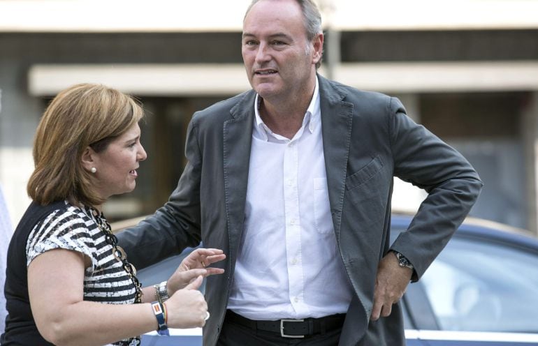 El presidente del PP de la Comunitat Valenciana, Alberto Fabra, junto a la coordinadora general del partido, Isabel Bonig (i), a su llegada esta tarde a la reunión del comité ejecutivo regional del PP